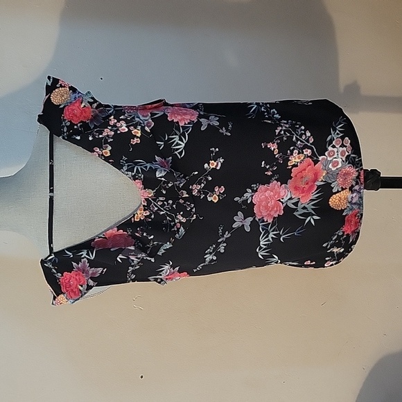 B Wear Woman's Sleeveless Black & Pink Floral V- Neck Ruffle Top, Size: XL - Picture 4 of 6